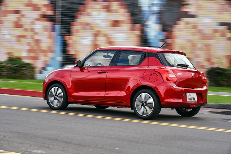 SUZUKI SWIFT不僅因排氣量得以省下不少的牌照、燃料稅,同時更具備直逼油電車的19.2km/L平均油耗表現,從此開車再也不必擔心油價高漲。