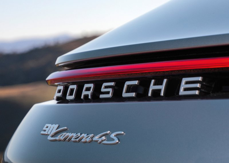 Carrera 4S的後方左右尾燈連成一氣,而且融合得更加順暢美好。