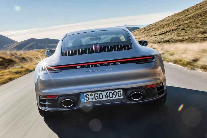 全新911比起991世代動力再度大幅精進,入門的Carrera(Carrera 4)從370hp放大至390hp,Carrera S(Carrera 4S)更擴增到450hp的新境界。