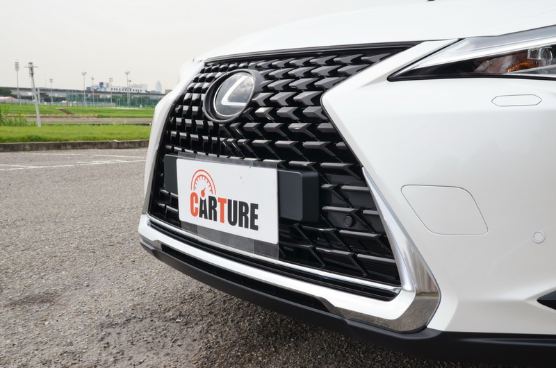 熟悉的家族化 Spindle Grille 紡錘型水箱護罩依舊是UX的正字標記