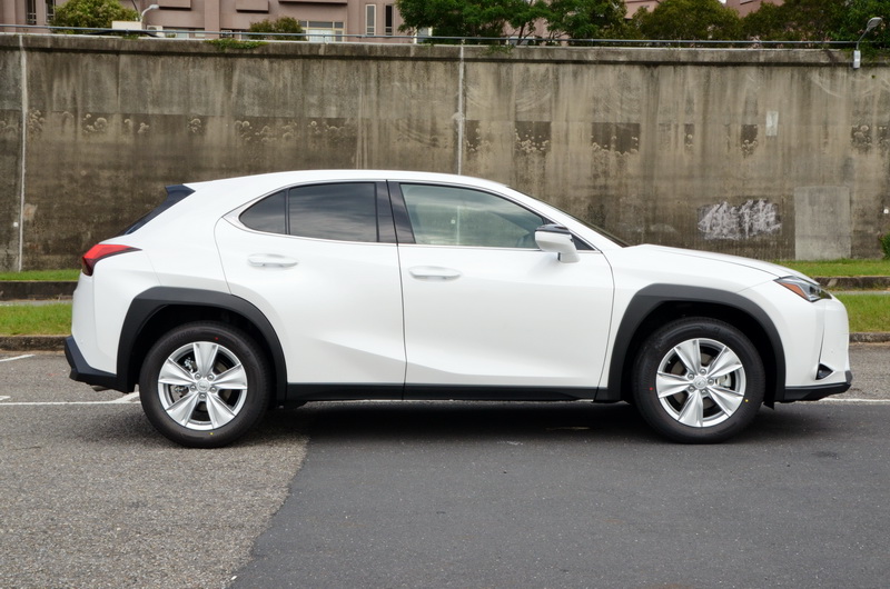 近4.5米的車長在實車上並不感覺過於龐大,相當符合原廠設定為Urban Crossover的定位