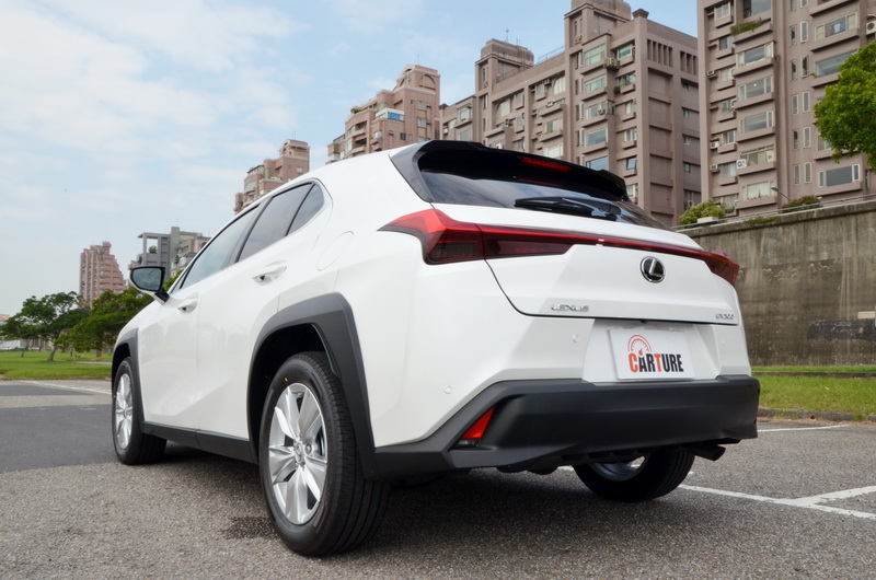 UX的橫貫式尾燈設計是近幾年Lexus休旅車中相當創新的設計手法