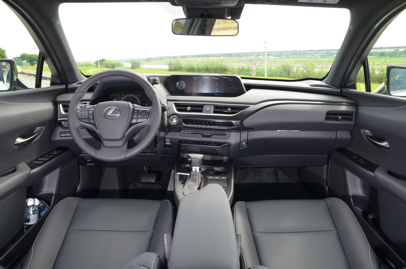 一股熟悉的Lexus高質感車艙同樣複製於UX的內裝鋪陳上