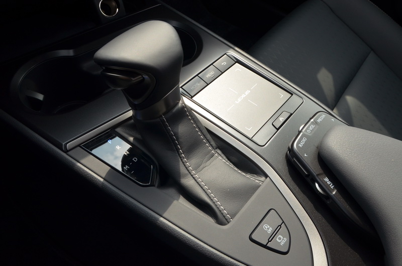 Lexus熟悉的滑鼠板操控介面在UX依舊可見,下方為娛樂資訊系統的操作按鍵區