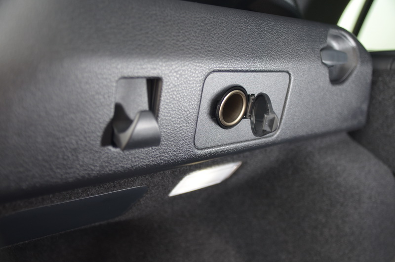 後車廂內還附上置物掛勾與12V電源插座