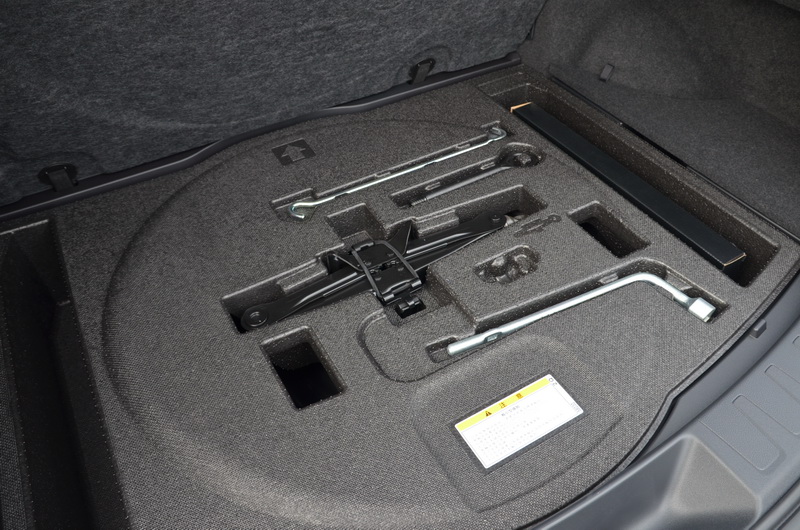 後廂隔版打開藏有簡易型的修車工具