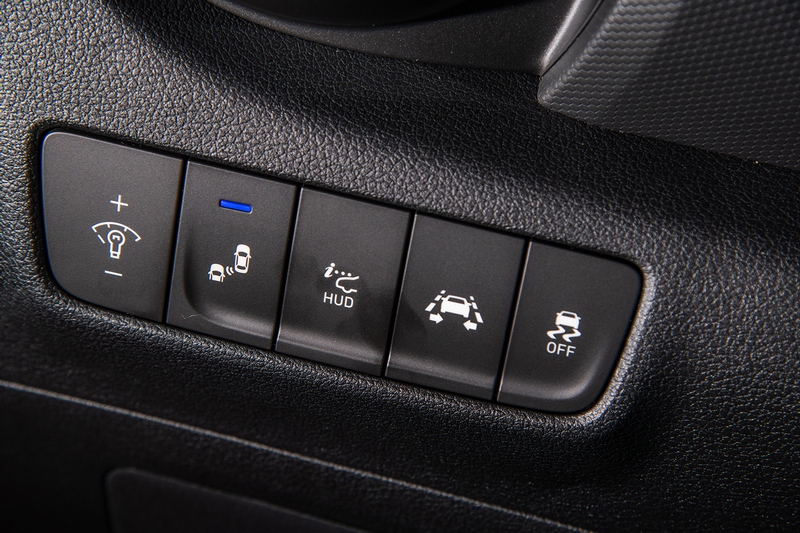Hyundai SmartSense」主動安全科技,整合LDW車道偏移警示、FCW前方撞擊警示、FCA前方主動煞停輔助、HBA智慧型頭燈配備。