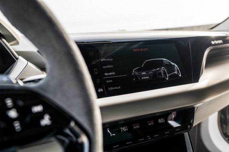 e-tron GT Concept內裝幾乎採用數位螢幕觸控設計。