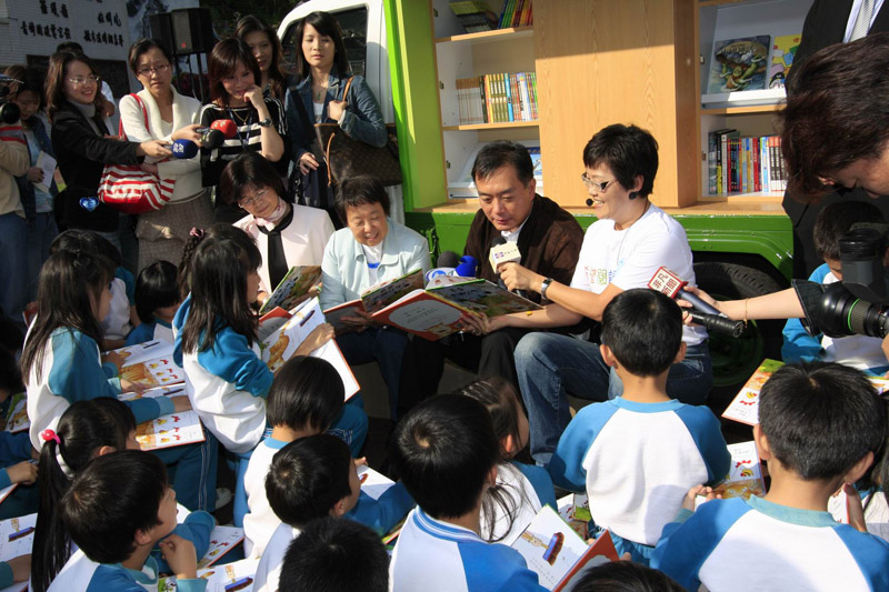 嚴凱泰執行長過去常親自參與公益活動。