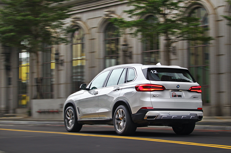 非性能版LSUV也能有貼背快感?別懷疑,X5 xDrive40i就是能做到!