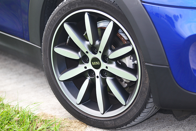 Cooper 5 Door原本配的是195/55 R16胎圈,試駕車則加價選配了205/45 R17跑胎。