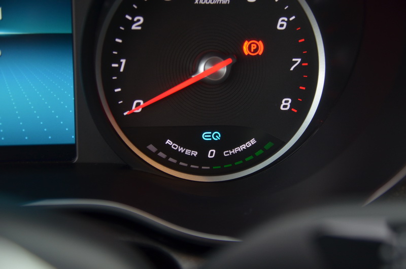 C200的轉速表下方多了一列EQ Boost系統的作動指示燈