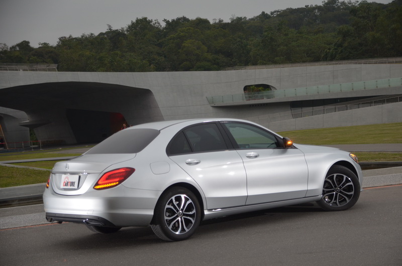 Mercedes-Benz總是能在豪華與科技間取得完美平衡,且這次導入的EQ Boost還兼具節能與性能一魚兩吃!