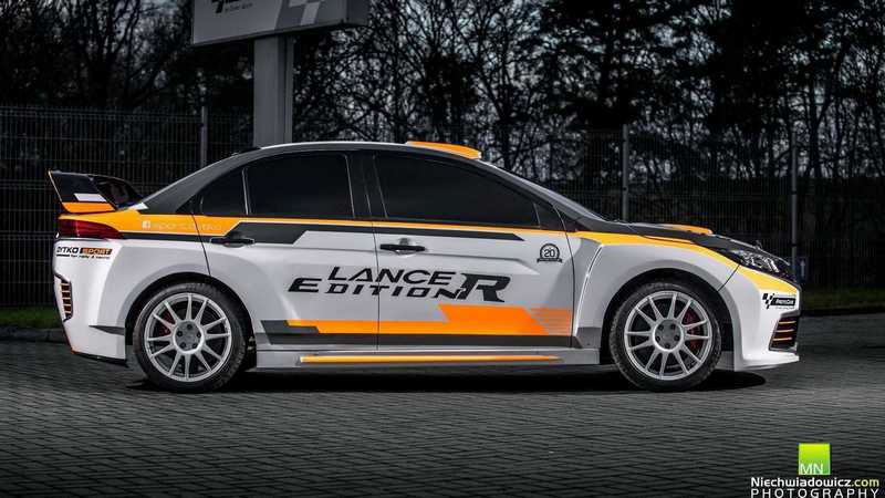 Lancer Edition R車頭換上Mitsubishi最新家族設計造型,車尾也配上充滿性能運動氣息的擾流飾板。