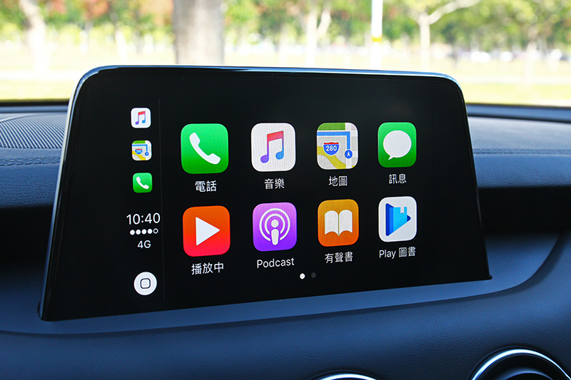 8吋觸控螢幕具有支援Carplay/Android Auto與導航等多項功能。