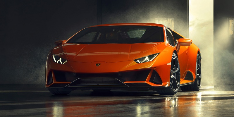 Huracan EVO則換上全新保險桿,更為寬大的氣壩讓Huracan EVO有著更為兇狠強勢的樣貌。