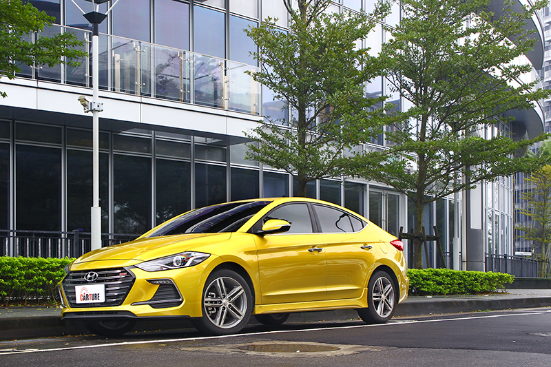 與一般版本ELANTRA相較,Sport車型的外觀鋪陳仍舊低調卻隱現熱血。