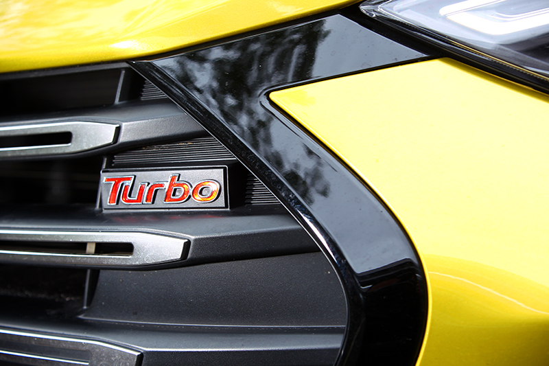 水箱護罩上的Turbo銘牌,代表ELANTRA Sport無與倫比的性能實力。