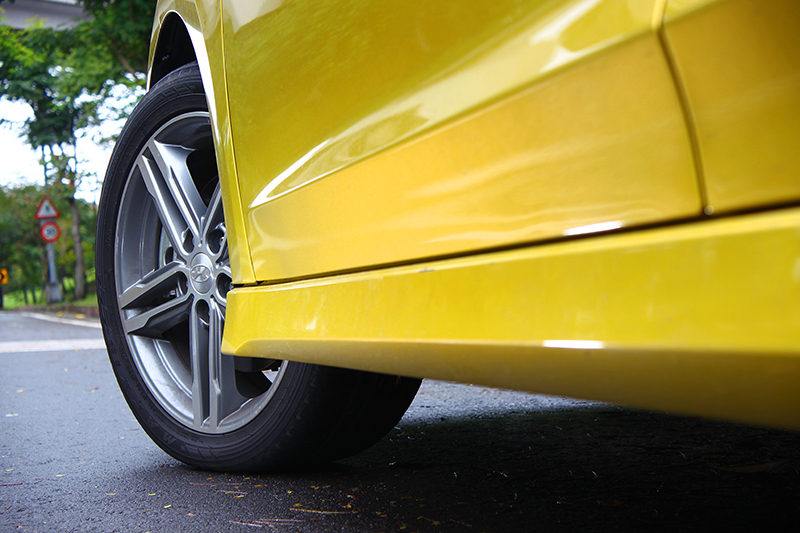 車側透過225/45 R17圈胎以及側裙相襯,帶來不流於俗的濃郁跑味。