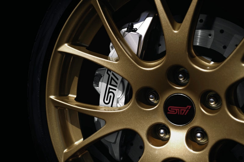WRX STI S209底盤配備Bilstein避震器、Brembo前六後二活塞卡鉗與19吋BBS輪圈。