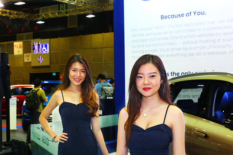 這兩位Model一看就知道是韓國品牌(Hyundai)。