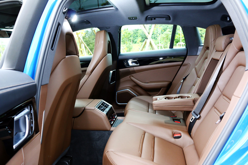 超過五米的車長造就寬敞的車內空間,而Panamera Sport Turismo車系採4+1座椅,有別於Panamera的獨立四座設計。