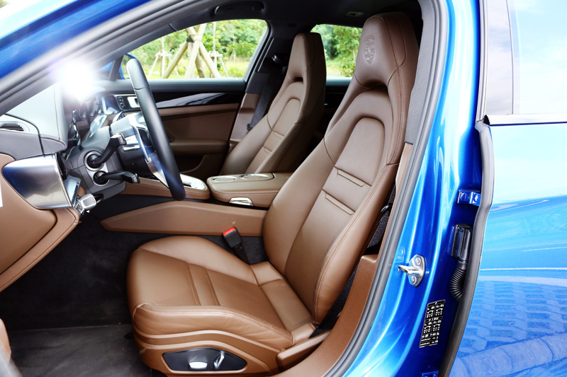 這兩張前座座椅也是最具有Porsche傳統基因的部分。