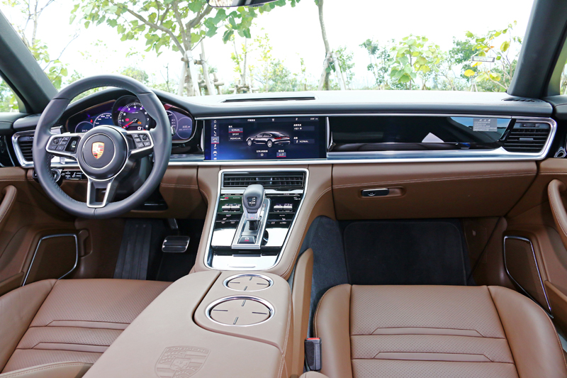 Panamera Sport Turismo同樣導入所謂「保時捷先進座艙」,操控介面全面數位化、觸控化,科技感十足。