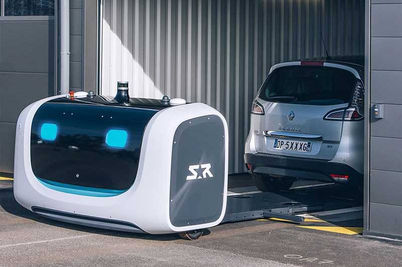 停車機器人會自動將車輛移至車位,透過緊密的停放可以爭取更多空間。