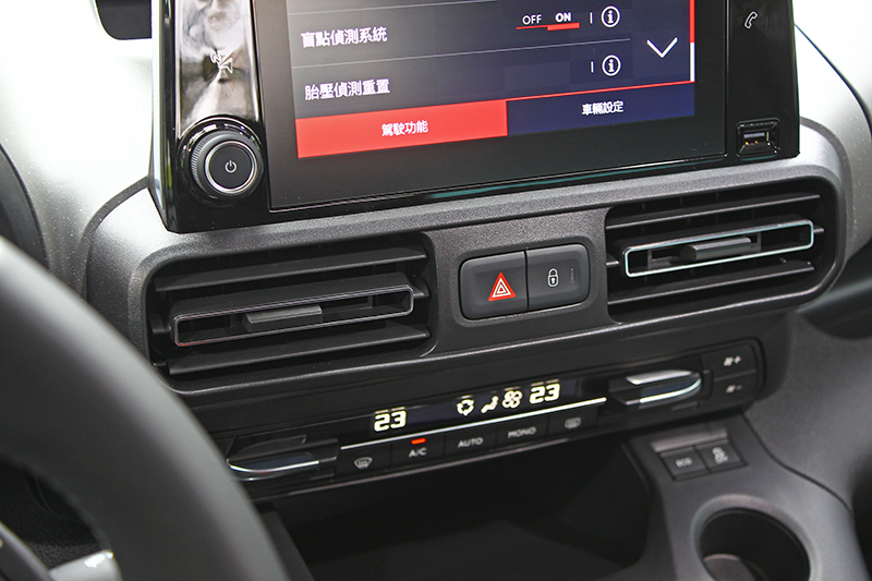 空調出風口也以扁橢圓造型示人。