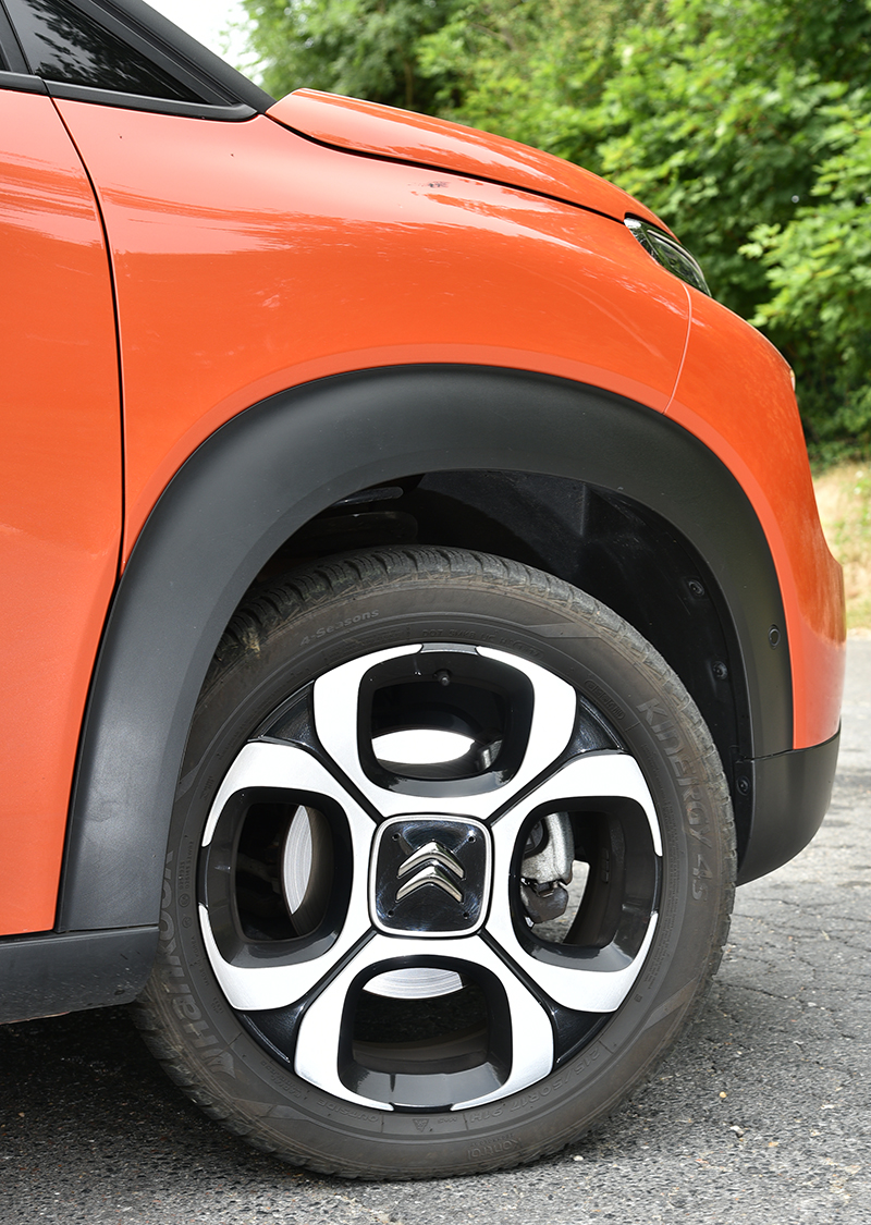 試駕車為頂規車型,配胎採215/50 R17規格。
