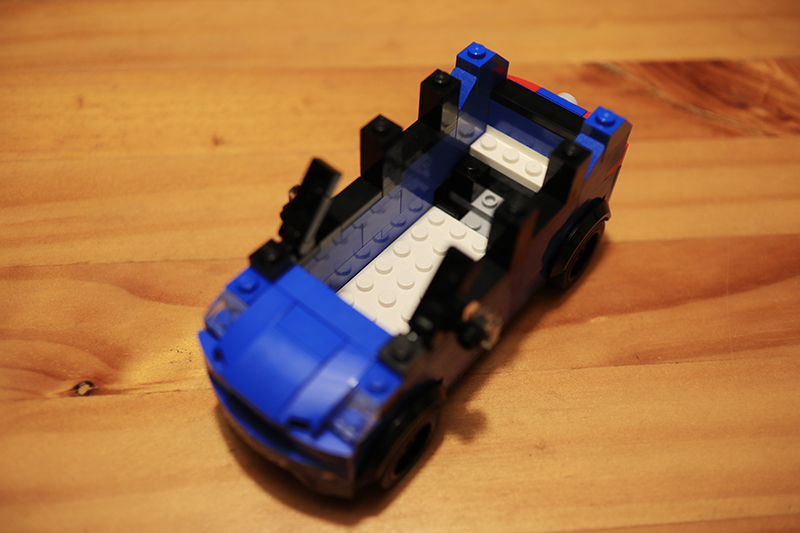 由於終究不是Lego Speed Champion,這盒RAV4組好後車室內其實空空的什麼都沒有。