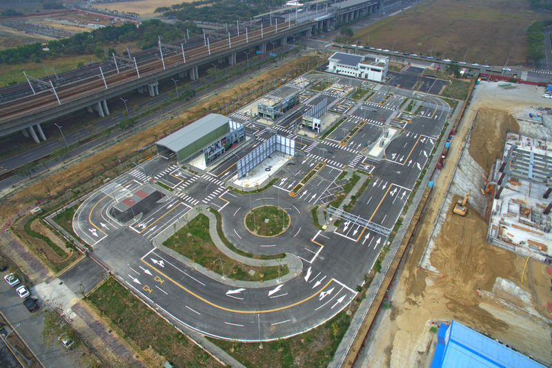 智慧駕駛測試實驗室佔地194×90m約1.8公頃面積,內部規劃模擬13項道路環境。