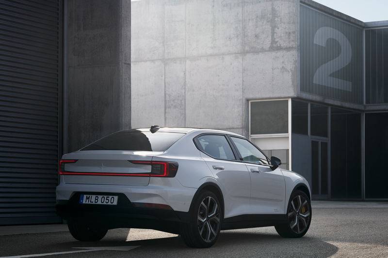 尾燈雖與Volvo相似,但Polestar 2則透過燈條貫連創造自我風格。