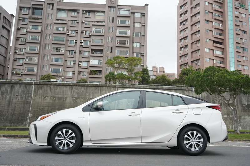 車側線條幾乎未變動,僅將輪圈換成了黑銀雙色的新造型