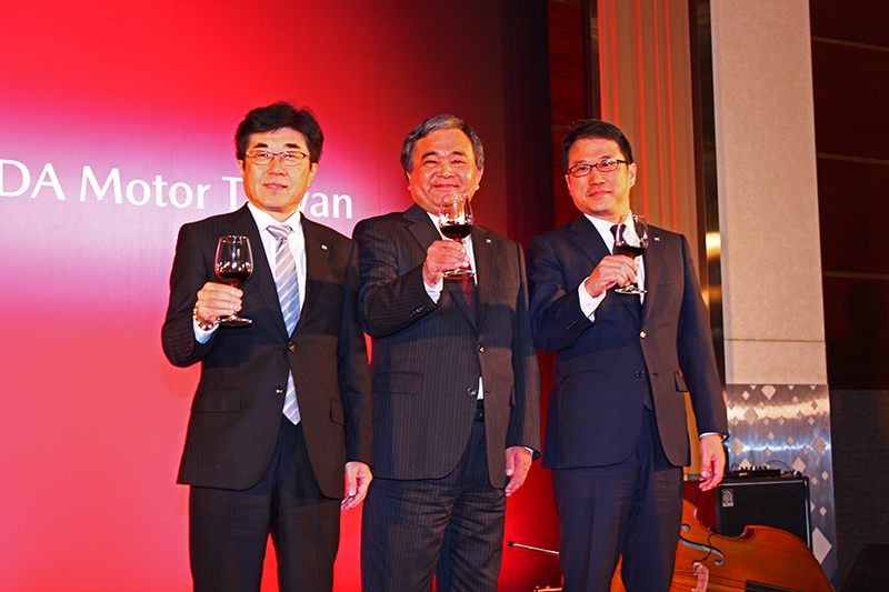(中)董事長渡部宣彥、(左)總經理浜本俊輔、(右)新任總經理三浦忠。
