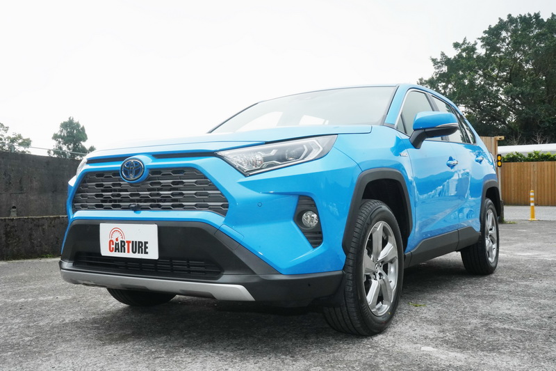 為有稜有角的線條讓RAV4有了與以往大不相同的粗曠性格