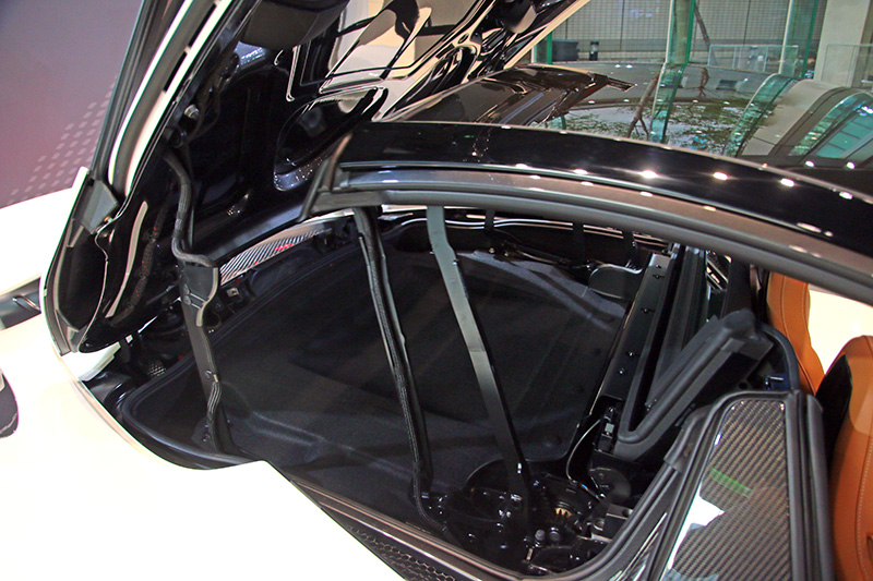 輕量化的單片車頂結構,可讓720S Spider車重較Coupe車型僅微增49公斤,且車頂闔上後,可創造58L的置物空間。