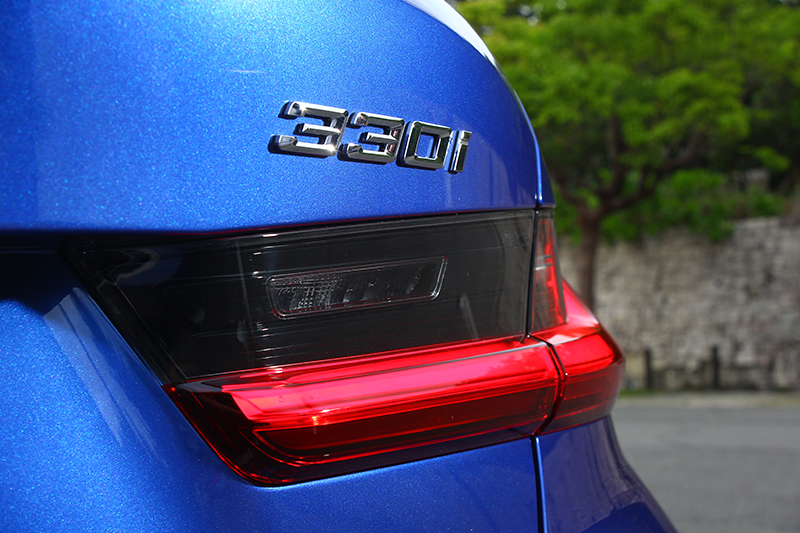 車尾都掛上330i的標誌了,應該不難猜測這輛車的實力吧?