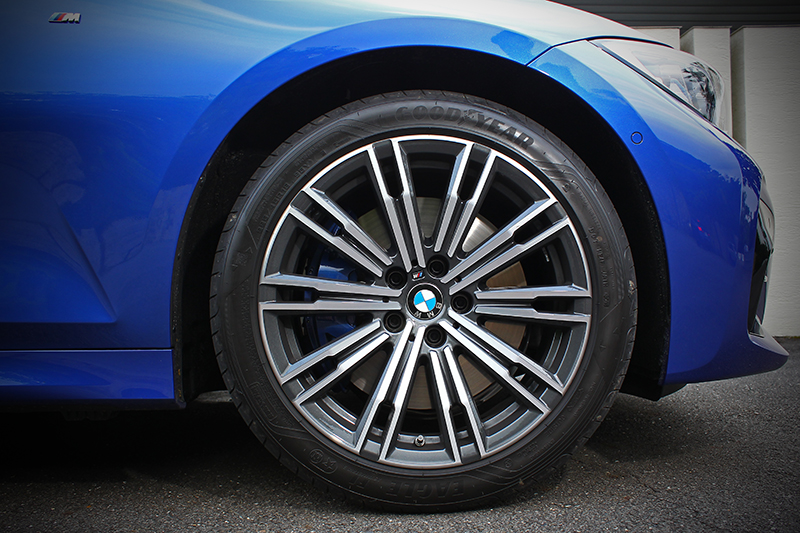 胎圈採前後配的形式,前為225/45 R18,後則為255/40 R18。