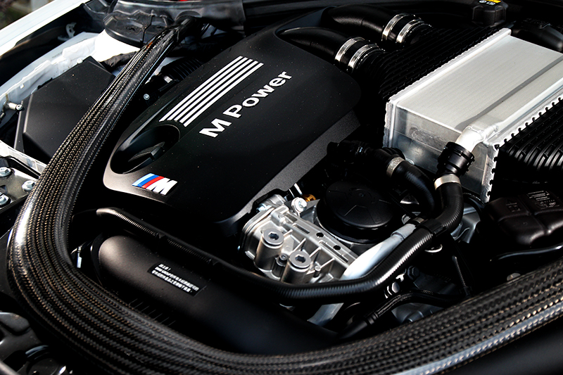 所搭載的S55 3.0升渦輪引擎具有410hp/56kgm輸出表現,碳纖維結構桿對於視覺與操控都有加分效果。
