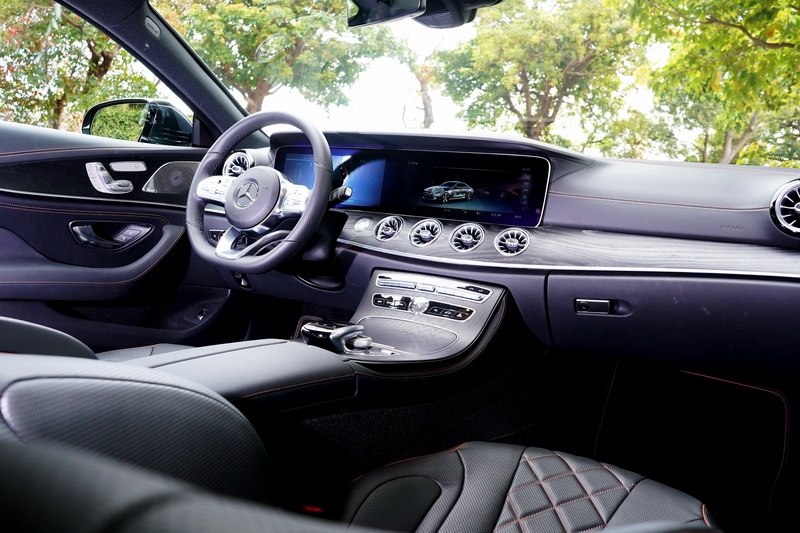 新世代Mercedes-Benz車款的內裝在導入全數位儀表後,整體配置上看起來更為簡潔
