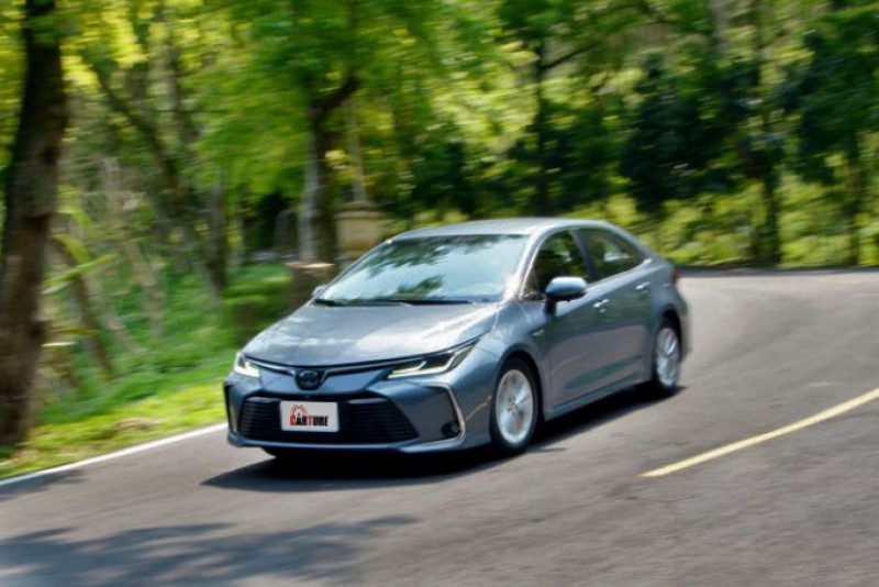 即便車尾多了重量不輕的電池模組,但尾部的動態依舊相當受控,駕駛者對路線的掌握度上也能更有信心