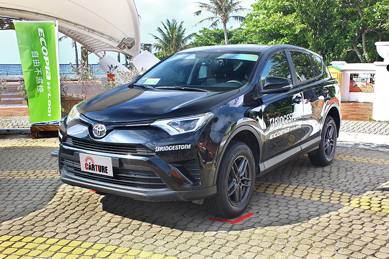 台灣普利司通安排了十餘輛年份、里程相仿的前代Toyota RAV4並分成兩組進行體驗。