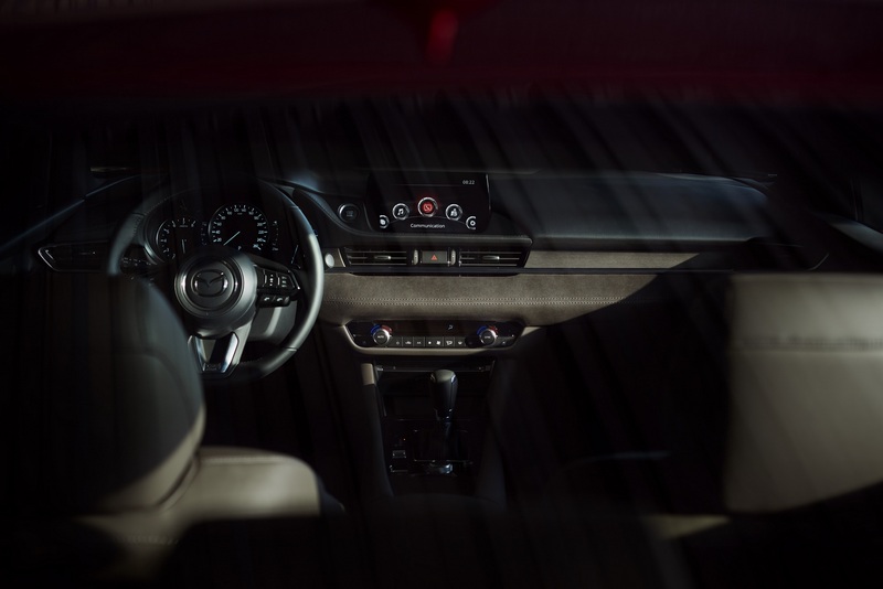 Mazda6全車系搭載MRCC全速域主動車距控制巡航系統、BOSE®環繞音響系統、Windshield HUD前檔投影式全彩抬頭顯示器。