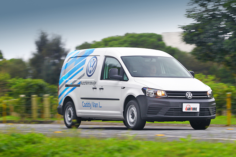 軸距相當長足足超過三公尺Cady Maxi Van,轉向難免未若Caddy Van俐落。