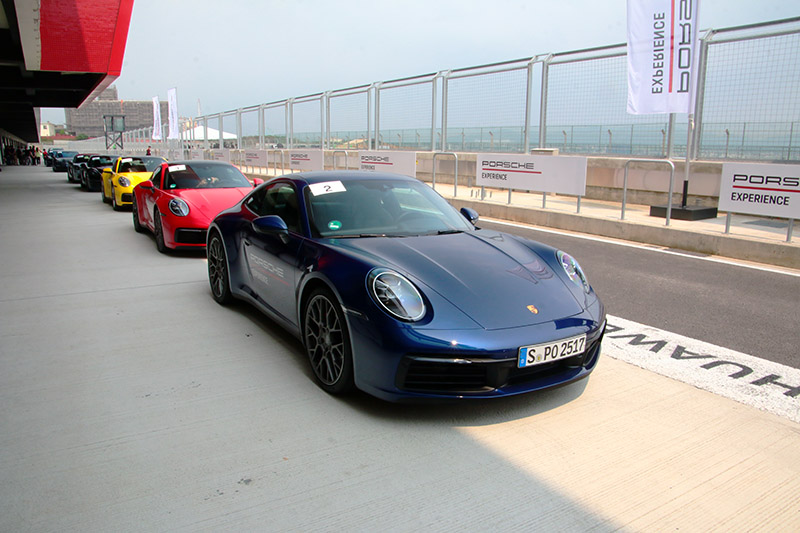 原廠提供的三輛全新911依序為有配置後輪轉向系統的911 Carrera S(藍)、無後輪轉向的911 Carrera S(紅)與四輪驅動的911 Carrera 4S,可在相同環境下感受不同設定的911之動態差異。