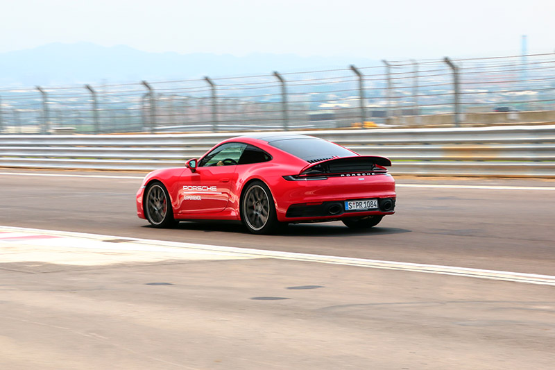 無後輪轉向的911 Carrera S因樂趣較高,獲得最多媒體朋友青睞。