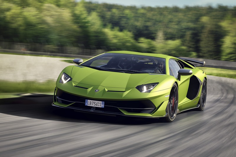 Aventador SVJ搭載V12自然進氣引擎,770hp/73.4kgm最大輸出動力,0~100km/h加速僅需2.8秒。