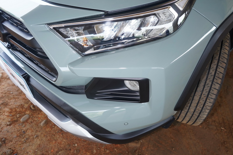 RAV4 Adventure 最大差異在於車頭的保桿採用更為粗曠的設計